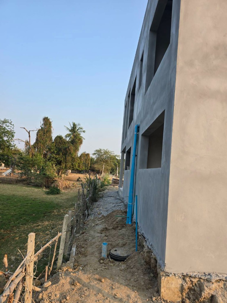 Вид сбоку и инженерные трубы, март 2026