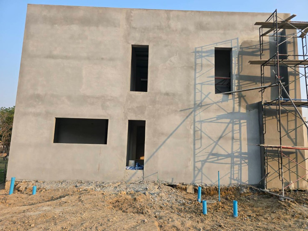 Дом со стороны зелёного участка, март 2026