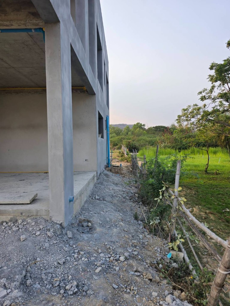 Вид на задний фасад и ландшафт, март 2026